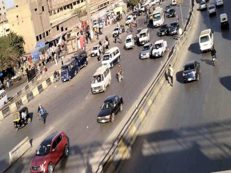 النشرة المرورية.. ازدحام لحركة السيارات بمحاور القاهرة والجيزة
