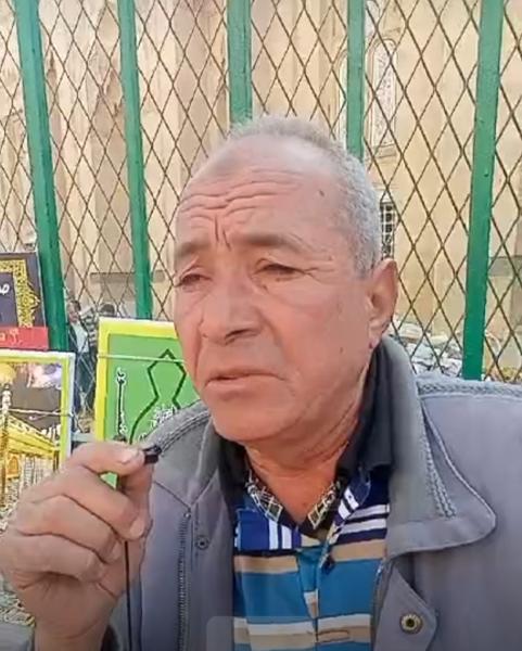 فى مدح سيدنا النبي.. عمي سيد 63 سنة بيطربنا بصوته العذب من أمام مسجد السيدة زينب