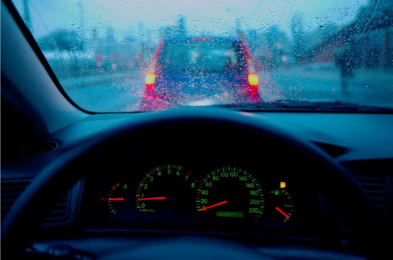 إرشادات للتعامل مع فرامل السيارة خلال الطقس الممطر