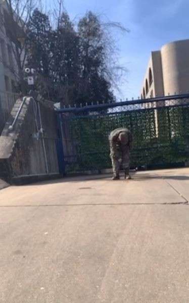 هاتفا ”فلسطين حرة” .. جندي أمريكي يشعل زيه العسكري أمام السفارة الإسرائيلية