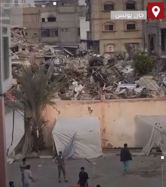 الفلسطينيون يلعبون .. وجنود الاحتلال ”متفرجون” .. مستشفى ناصر تتحول إلى ملعب كرة قدم!