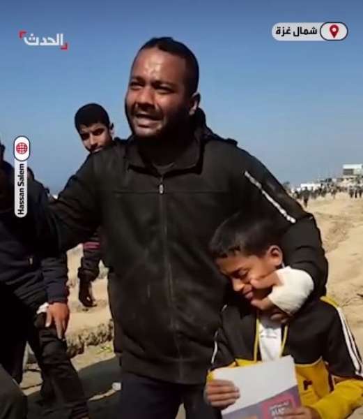 ”إلحقونا” .. فلسطيني يفاضل بين أولاده ورغيف الخبز!