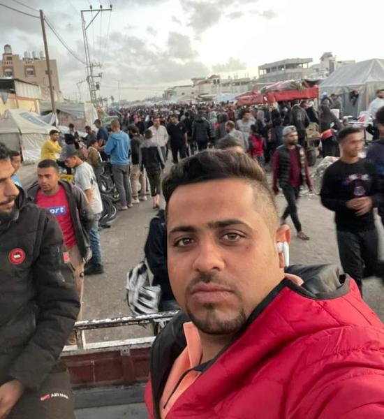 أصيب بحروق نتيجة الحرب ويصر على طهي الطعام لأطفال غزة، رشاد رجب بطل خلف الكواليس