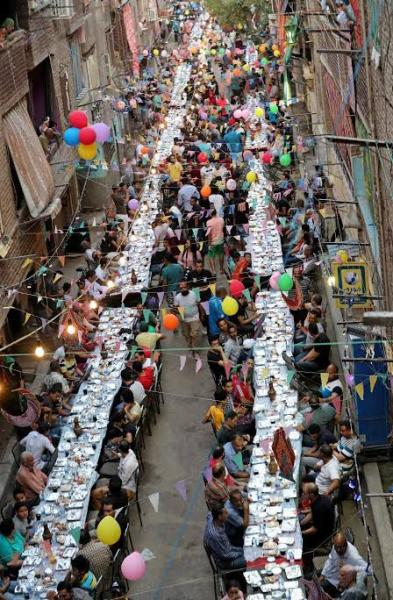 طن محشي وكميات لا حصر لها من الفراخ واللحوم ، اليوم أكبر مائدة إفطار جماعي في العالم  بالمطرية