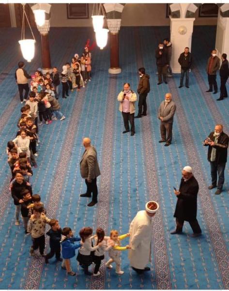 قطار حليب وشيكولاته، إمام مسجد بإسطنبول يبتكر أسلوبا جديدا لتشجيع الأطفال على الصلاة