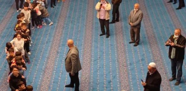 قطار حليب وشيكولاته، إمام مسجد بإسطنبول يبتكر أسلوبا جديدا لتشجيع الأطفال على الصلاة