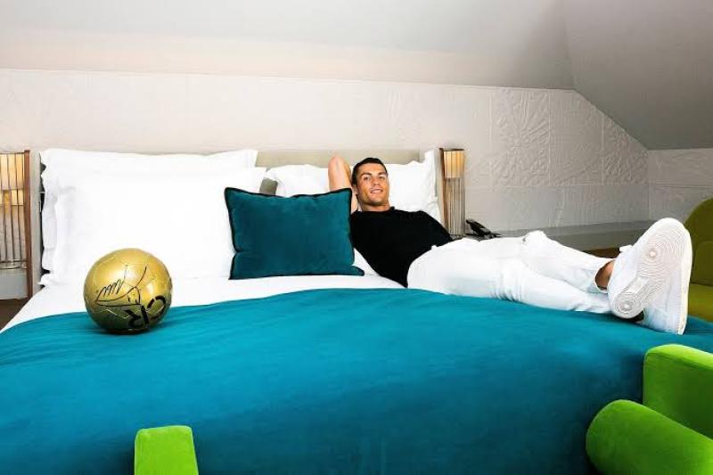 لمجرد أنه نام فوقه.. فندق سلوفيني يبيع سرير غرفة رونالدو بمزاد خيري!