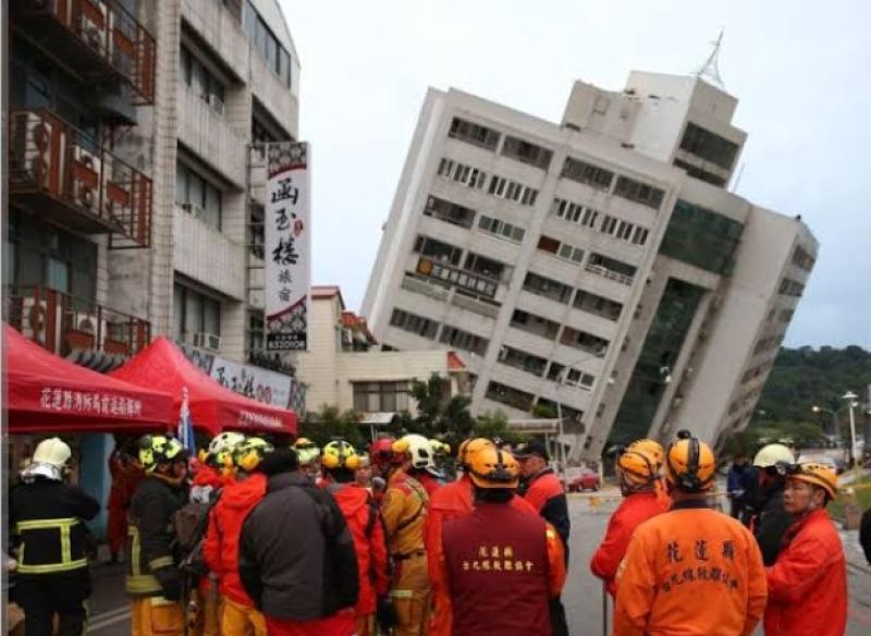 شاهد بالفيديو.. آثار الدمار الهائل لزلزال جزيرة تايوان