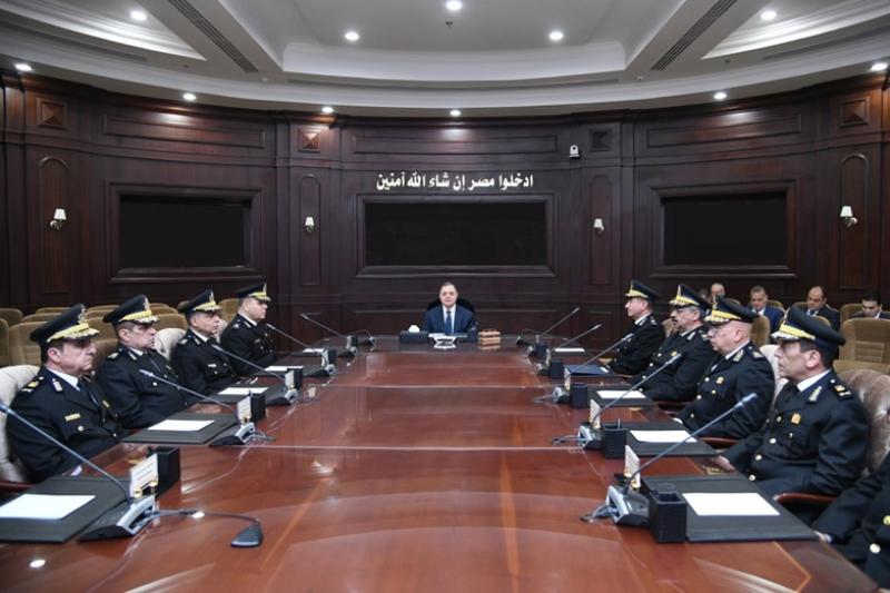 وزير الداخلية يجتمع بالقيادات الأمنية لمتابعة إجراءات تأمين الاحتفال بعيد الفطر
