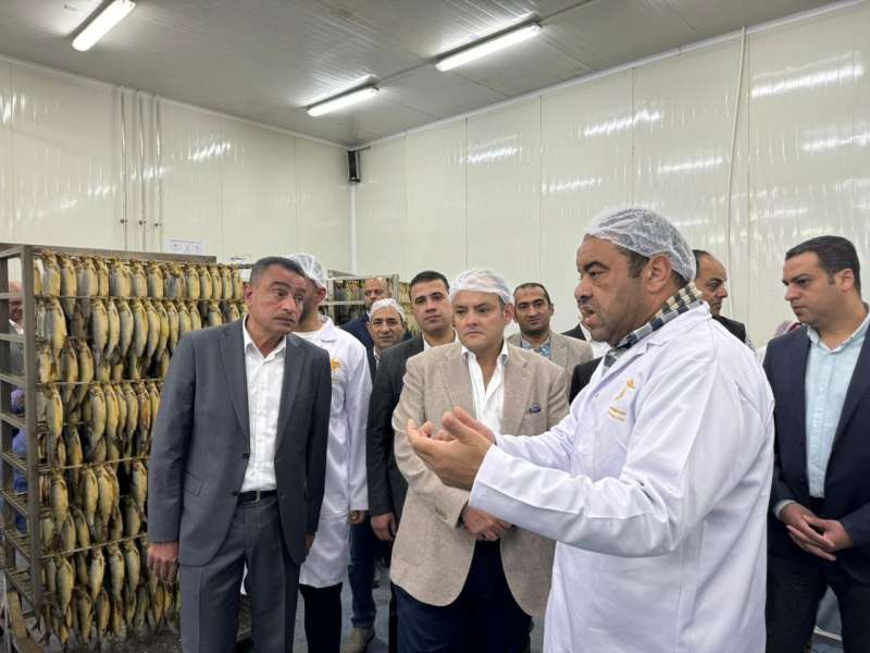 وزير التجارة والصناعة ومحافظ بورسعيد يتفقدان مصنع ستار لإنتاج الأسماك المدخنة