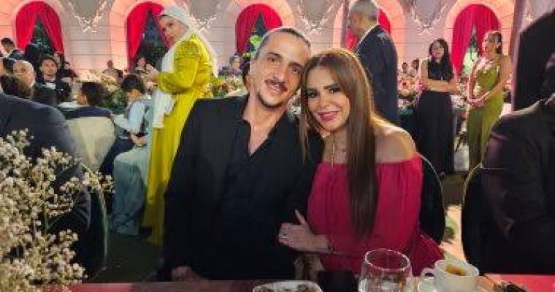 ”مصطفى جوزي”.. فيديو يسخر من ”قبلات وأحضان” دنيا عبد العزيز في حفل زفاف!