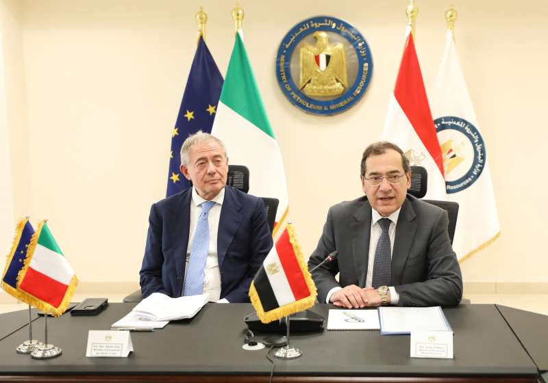 ”الملا” يبحث مع وزير الشركات الإيطالي فرص التعاون في قطاعات البترول والتعدين