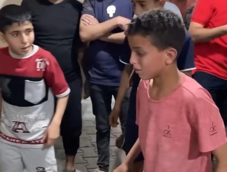 فيديو صادم لطفل من شمال غزة تفاجأ بجثة والده !