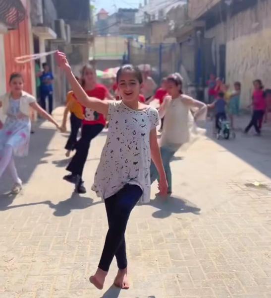 رسالة صمود ..رقص الفتيات في مخيم النصيرات يشعل الدبكة الفلسطينية