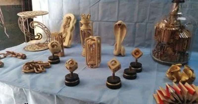 نسخة ”حسن أرابيسك” في دمياط، النجار ”الصيرفي” يصنع تماثيل ومصابيح بأصابع الخبرة والموهبة!