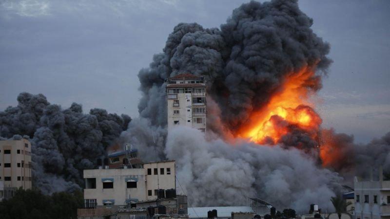 المشاهد الأولى للقصف الإسرائيلي العنيف لحي تل السلطان بمدينة رفح الفلسطينية جنوبي قطاع غزة