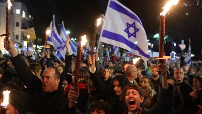 عشرات المسيرات في تل أبيب تطالب نتنياهو بسرعة الإفراج عن المحتجزين