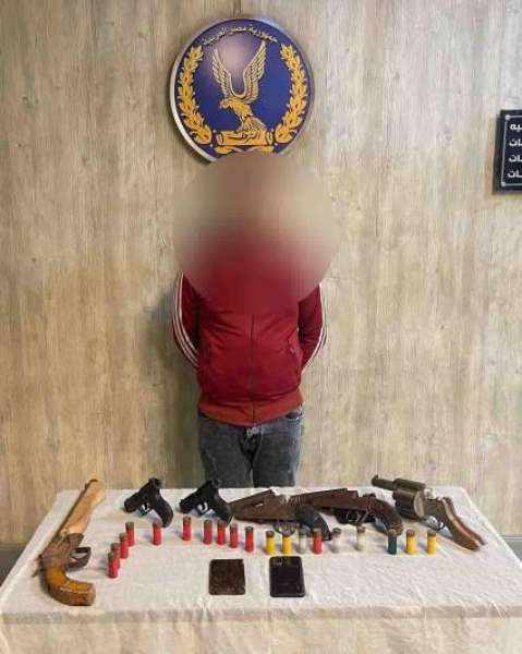القبض على متهم بحوزته  6 قطع أسلحة نارية وذخائر ومخدرات  بالجيزة