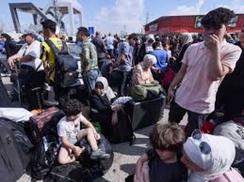 مدير أونروا : 300 ألف فلسطيني نزحوا من شرق رفح الفلسطينية نحو منطقة المواصي