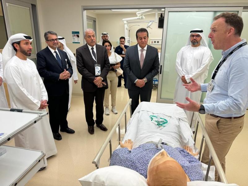 وزير الصحة يزور مستشفى «كليفلاند كلينك أبوظبي» ويشيد بالدمج بين الخدمات الطبية واستخدام التكنولوجيا المتطورة