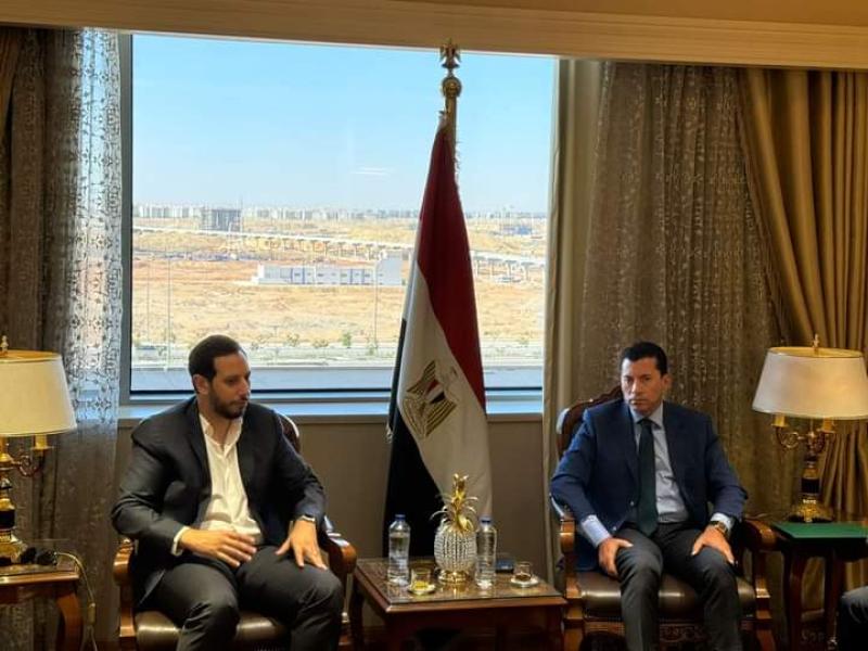 وزير الشباب والرياضة يبحث مع مسئولي وكالة سيارات إيطالية التعاون المشترك لدعم رياضة السيارات في مصر